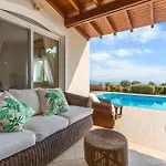 Thea, Luxury Cliff Sea View بيسوري